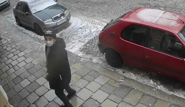 Policisté hledají zloděje peněženky, který navíc platil ukradenou kartou. Neznáte muže na videu?