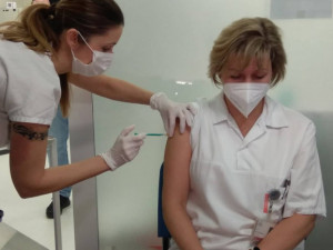 Očkovací centrum v Havlíčkově Brodě nově funguje 7 dní v týdnu. Vakcínu dostalo zhruba 5 tisíc lidí