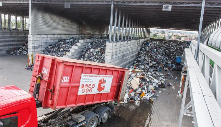 I pod střechou dokáže pršet. Enviropol má nové sprinklery proti požárům