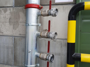 I pod střechou dokáže pršet. Enviropol má nové sprinklery proti požárům