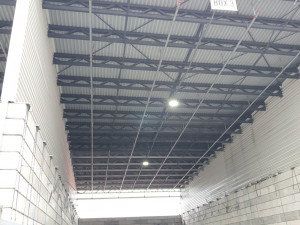 I pod střechou dokáže pršet. Enviropol má nové sprinklery proti požárům