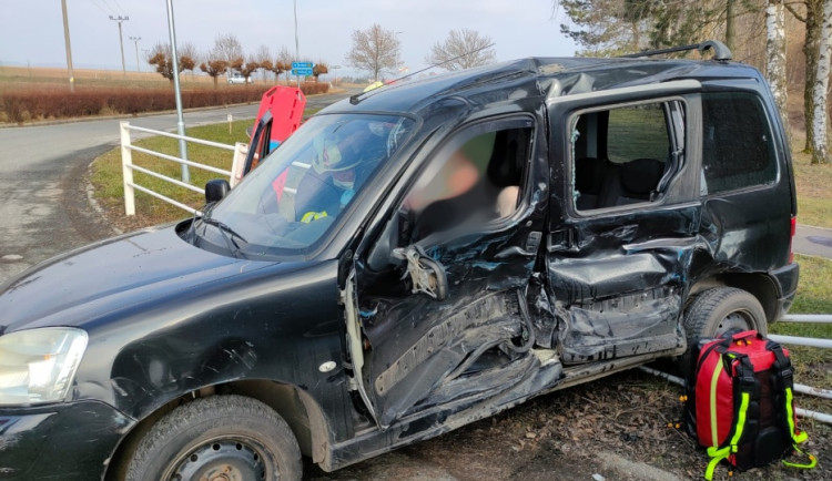 V Milovicích u Hořic se srazila dvě auta, na místě byl i vrtulník