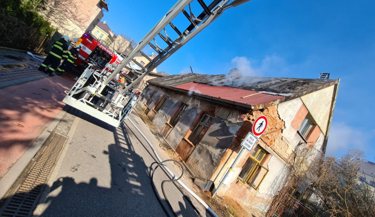 Hasiči likvidovali požár neobydleného rodinného domu v Hronově