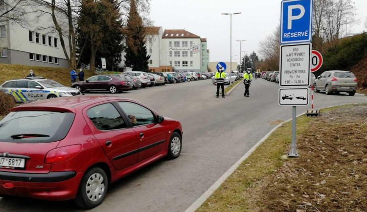 Do očkovacího centra v Pelhřimově lidé jezdí s časovým předstihem. Policie pak řeší problémy s parkováním a srocováním