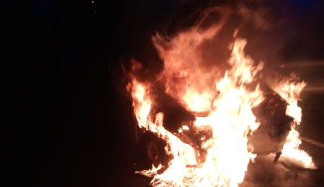 Na Rychnovsku začalo za jízdy hořet auto, posádka se naštěstí stihla dostat ven