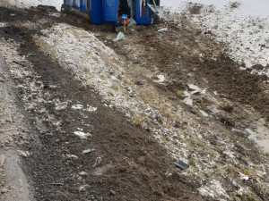 Tři zranění po nehodě nákladního auta s policejním vozem. Silnice 23 je neprůjezdná