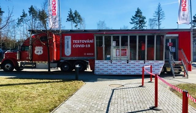 Plošně se už testuje i v jihlavském Boschi. Pět odběrných míst zvládne až 300 testů za hodinu