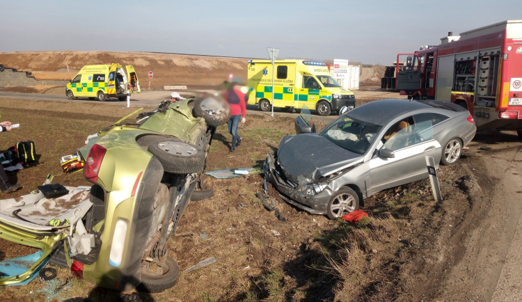 Na hlavní mezi Jaroměří a Hradcem se opět bouralo, hasiči museli vyprostit dvě osoby