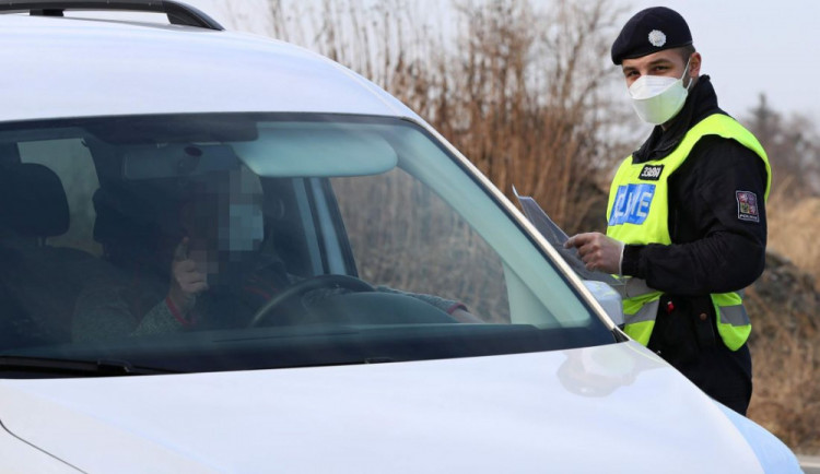 Policie při kontrolách nepustila dál přes deset tisíc aut. Pět lidí mělo šířit nakažlivou chorobu