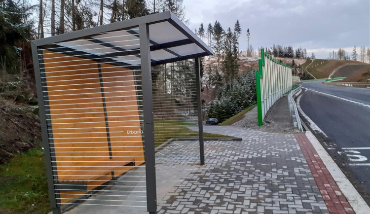 Lepší a pohodlnější čekání na spoj MHD. V Malém Beranově mají nový přístřešek
