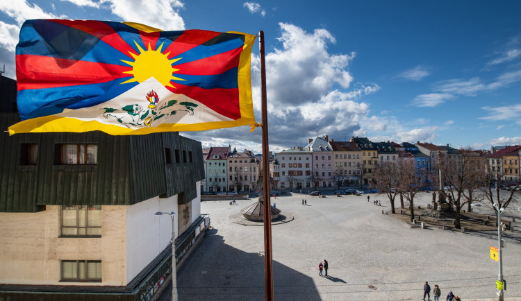 ANKETA: Na jihlavské radnici vlaje tibetská vlajka. Město se tak připojuje k mezinárodní kampani