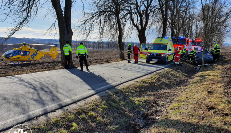 K ranní nehodě u Počátek musel letět vrtulník. Řidič skončil v do traumacentru