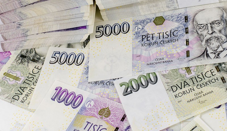 Se mzdou je spokojeno 44 procent obyvatel kraje. Skoro polovina občanů si nikdy o vyšší plat neřekla