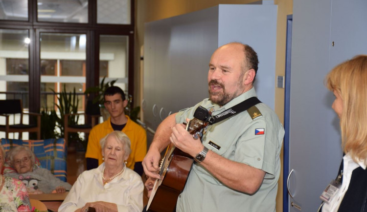 V nemoci jsme si všichni rovni, říká nemocniční kaplan, který potěší i kytarou a písničkou 