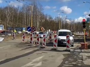 Stavba sjezdu z přivaděče vrcholí. Na ulici Romana Havelky jsou teď semafory