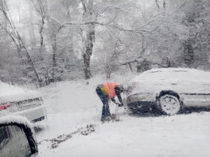 Cestování po silnici II/602 komplikuje hromadná nehoda. Z Jihlavy se tvoří dlouhá kolona
