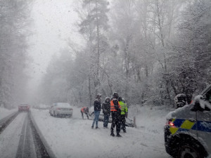 Cestování po silnici II/602 komplikuje hromadná nehoda. Z Jihlavy se tvoří dlouhá kolona