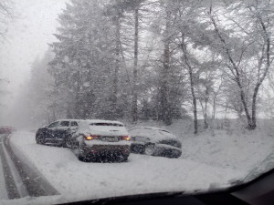 Cestování po silnici II/602 komplikuje hromadná nehoda. Z Jihlavy se tvoří dlouhá kolona