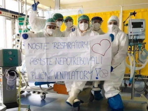 Noste respirátory, prosili na Facebooku jihlavští zdravotníci. Pak od lidí schytali kritiku a nadávky