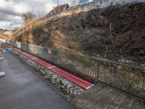 Na cyklostezce u Cityparku se opravuje chodník. Dřevěná lávka půjde pryč