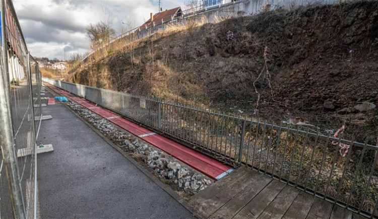 Na cyklostezce u Cityparku se opravuje chodník. Dřevěná lávka půjde pryč 