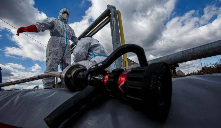 Hasiči a veterináři dnes likvidují ohnisko ptačí chřipky v Dobřenicích