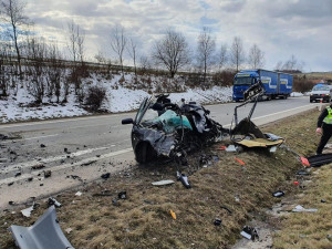 Tragická nehoda na jihlavském obchvatu. Střet osobního a nákladního vozidla si vyžádal jeden lidský život