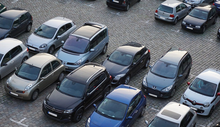 Třebíč od dubna omezuje parkování dodávek a větších aut v sídlištích