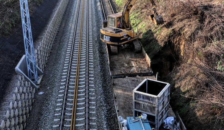 Modernizace trati z Pardubic do Hradce se zadrhla. Správa železnic „zapomněla“ kontaktovat majitele pozemku u železnice