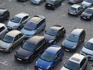 Třebíč od dubna omezuje parkování dodávek a větších aut v sídlištích