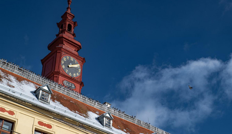 Střecha jihlavské radnice dostane nový kabát. Upraví se i hodinový stroj