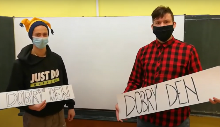 ZŠ v Dolní Cerekvi natočila klip o tom, jak je důležité pozdravit. Nápad se zrodil ráno v šatně, říká ředitel Krátký