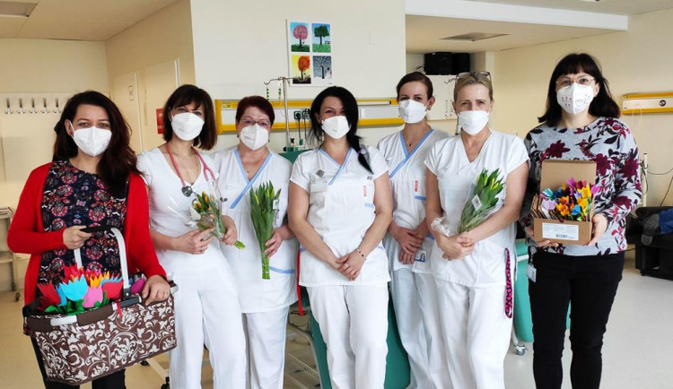 Tulipánový měsíc v jihlavské nemocnici už popáté. Pacienty onkologie potěšila květinová přání