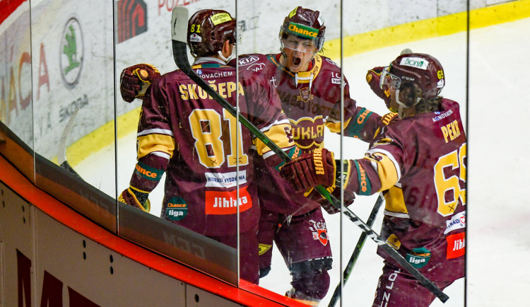 Dukla žije! Parádní otočkou ovládla pátý zápas série a odmítla vyřazení