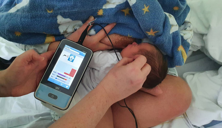 Nový přístroj v jihlavské nemocnici včas u novorozenců odhalí vadu se sluchem