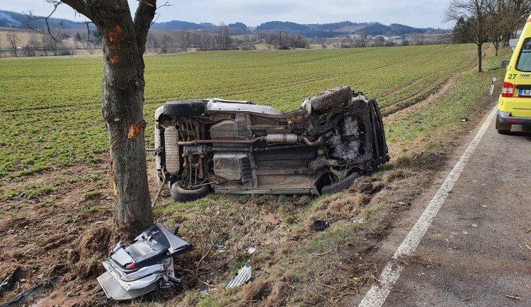 Tragická nehoda u Batelova. Náraz do stromu se stal osudným spolujezdci v osobním autě