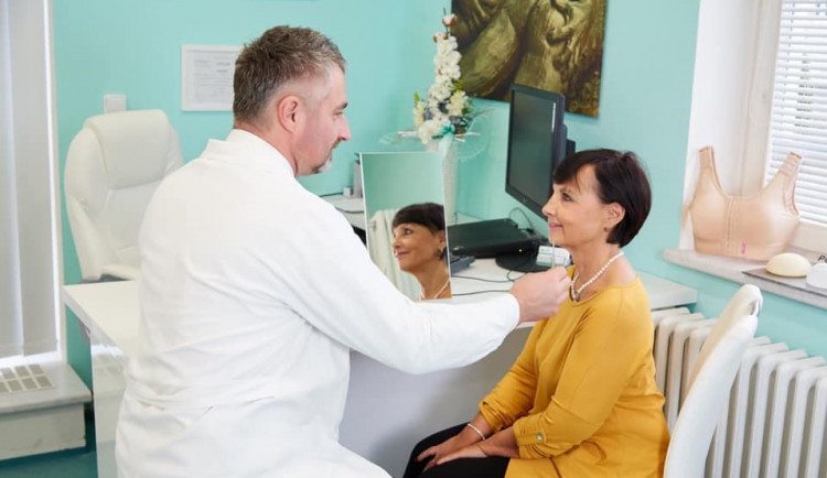 Plastická chirurgie už dávno není jen rozmarem celebrit. Staráme se také o pacienty, na které se v nemocnici nedostane, říká primář jihlavské kliniky