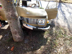 Dopolední nehoda v Jihlavě. Muž a žena se zranili po nárazu do stromu