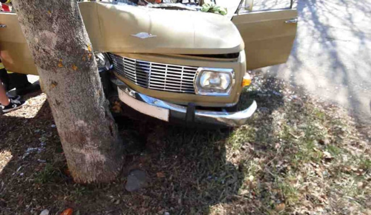 Nehoda v Jihlavě: Muž a žena se zranili po nárazu do stromu