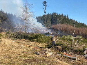 Na Špičáku hoří les. K 10 hasičským jednotkám se připojila i letecká technika