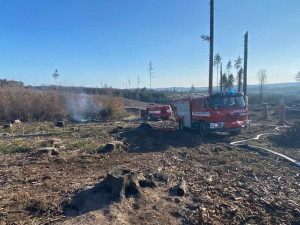 Na Špičáku hoří les. K 10 hasičským jednotkám se připojila i letecká technika