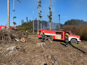 Na Špičáku hoří les. K 10 hasičským jednotkám se připojila i letecká technika