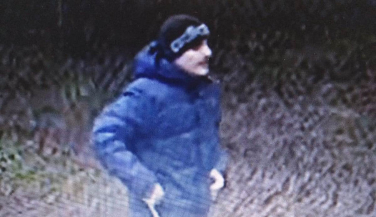 Muž se psem onanoval před běžkyní, hledá ho policie. Neznáte ho?