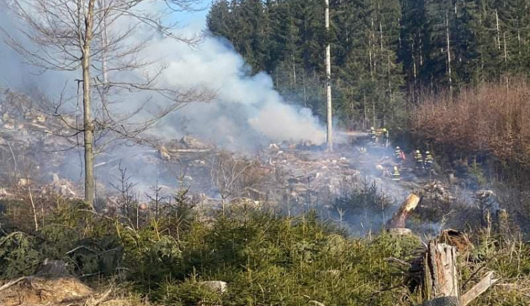 Na Špičáku hoří les. K 10 hasičským jednotkám se připojila i letecká technika