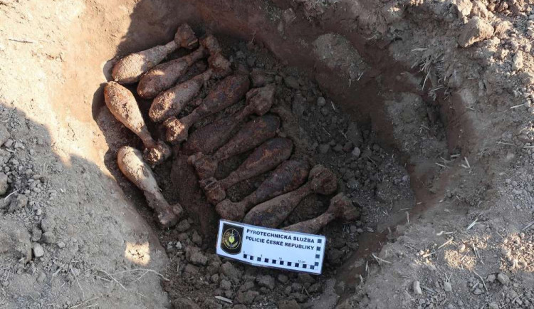 Orba pole u Dobronína odhalila dvanáct dělostřeleckých min z druhé světové války
