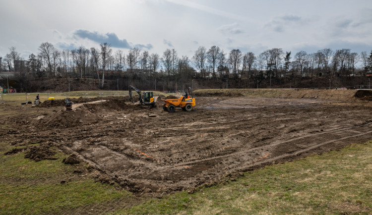 Budou se instalovat nová osvětlení. Lépe vidět bude na cyklostezce u pumptracku a na Rantířovské