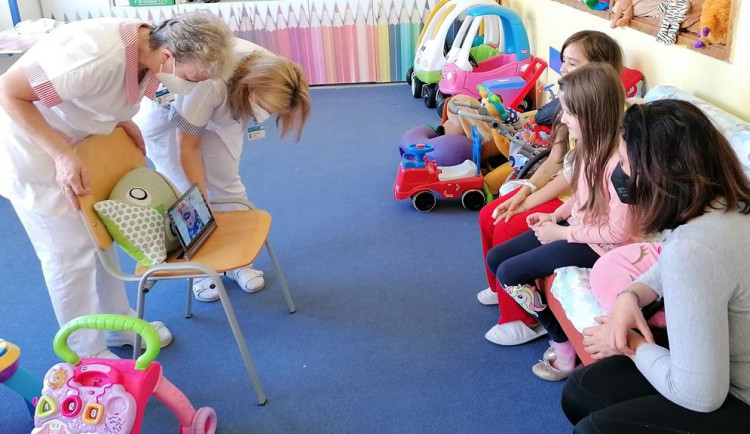 Malé pacienty potěší zdravotní klaun. Teď jednou týdně on-line formou