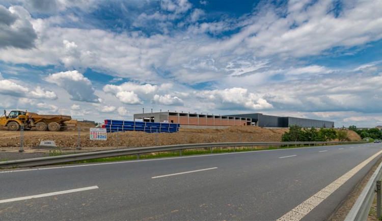 Jihlava má novou ulici. Lidé se po ní dostanou do nového nákupního centra