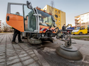 Čištění města o víkendu pokračuje Masarykovým náměstím, parkování je možné u zoo