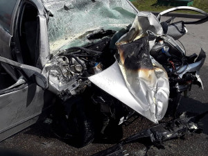 U pumpy v Golčově Jeníkově narazilo osobní auto do nákladního, řidič je těžce zraněn